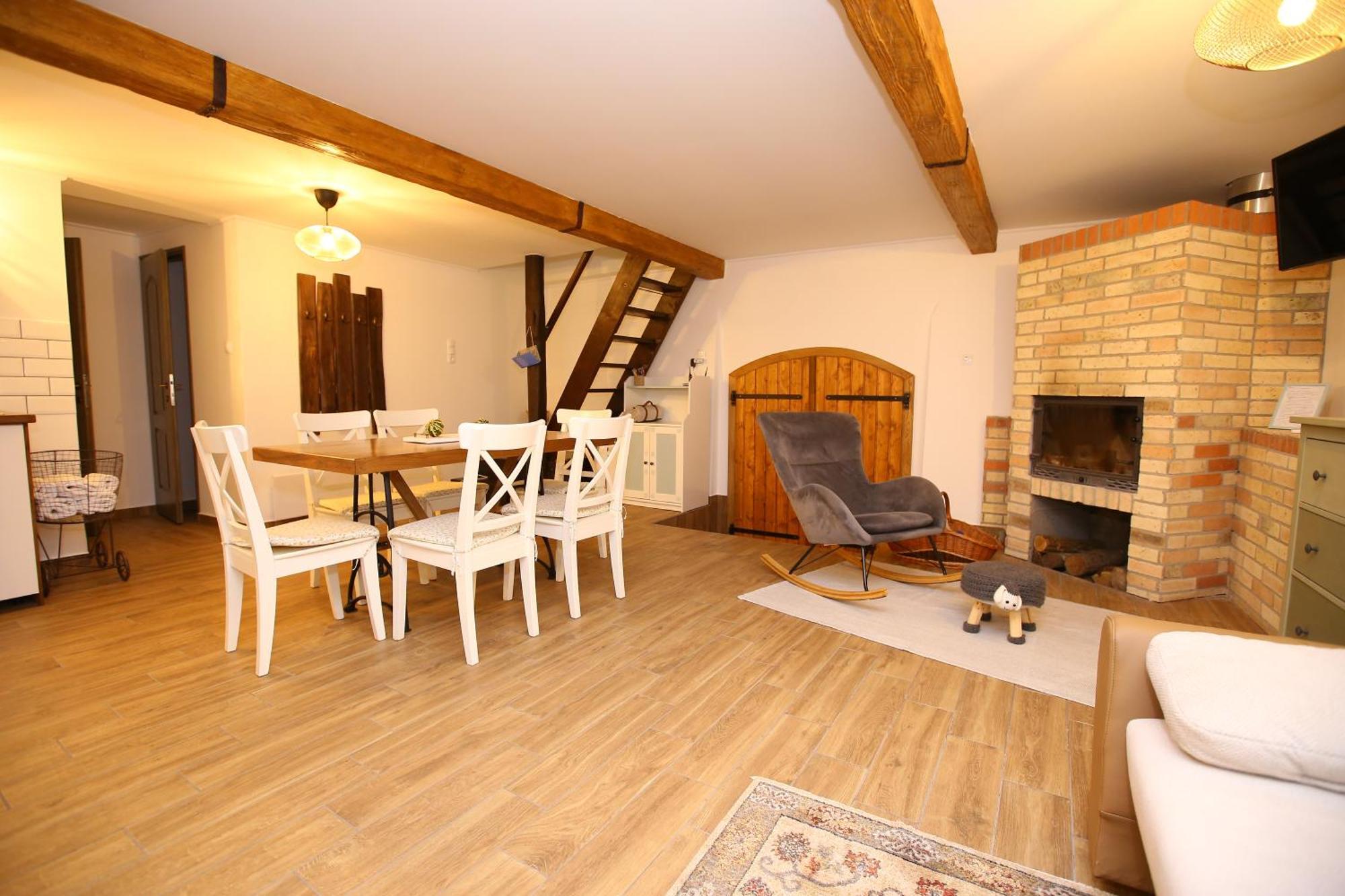 Goher Pince Es Vendeghaz Apartment Csaszartoltes Exterior photo